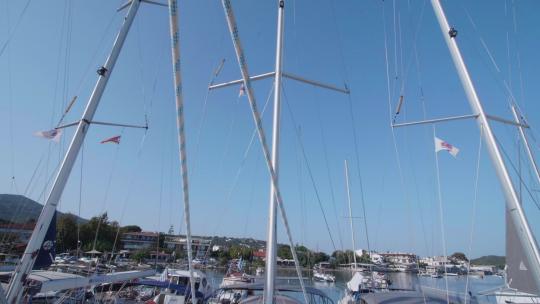 帆船桅杆和船甲板的外景