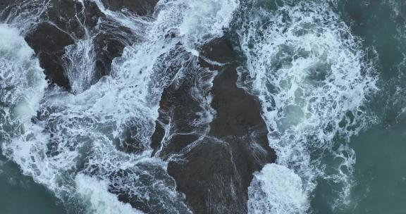 俯拍海浪拍打礁石海水冲击礁石浪花拍打岩石