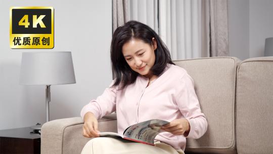 美女在沙发工作疲惫看杂志看书放松休闲生活