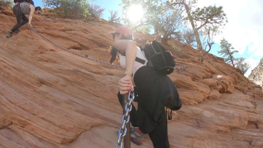 两个女孩在美国犹他州锡安国家公园攀登天使登陆徒步旅行视频素材模板下载