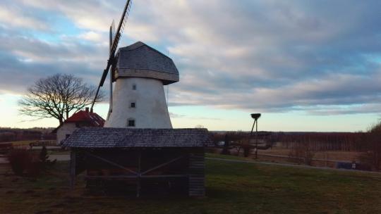 拉脱维亚的旧Araisi风车从上面航拍。日出时的冬日4K视频