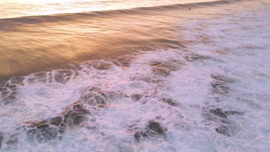 海浪浪花沙滩碧海蓝天