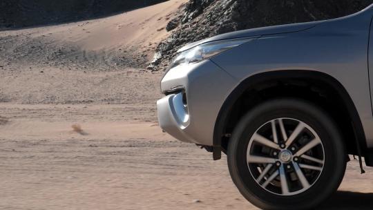 行驶在沙漠中的汽车视频素材模板下载