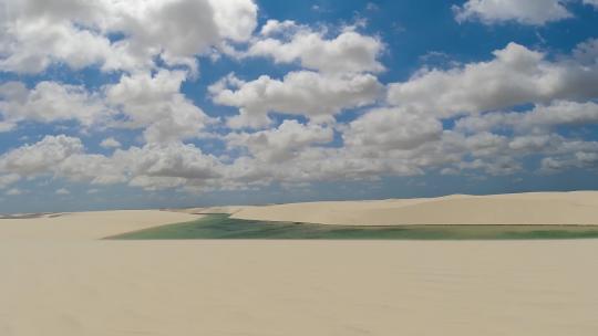 沙漠绿洲的上的延时云拍摄