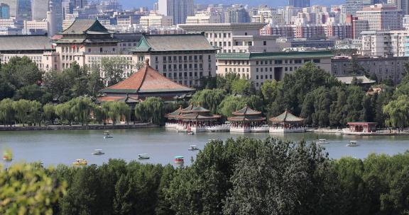 北京北海公园五龙亭远眺