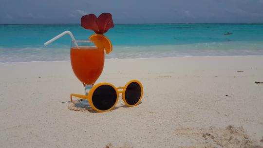海滩上的果汁和太阳镜
