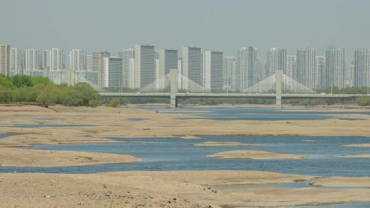 河流干旱枯水期城市建筑桥梁