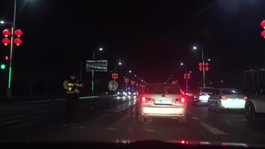 夜晚驾车缓慢行驶在拥堵路段上