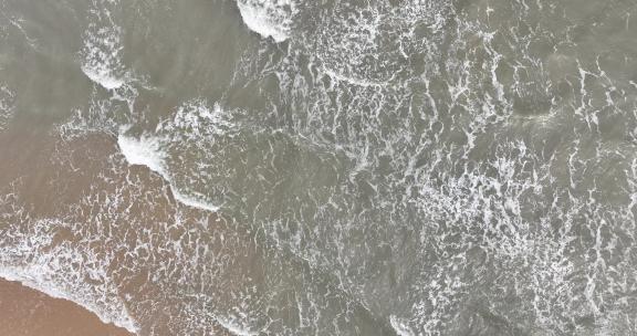 阴天沙滩海水浪花俯拍海边潮汐海水冲刷沙滩