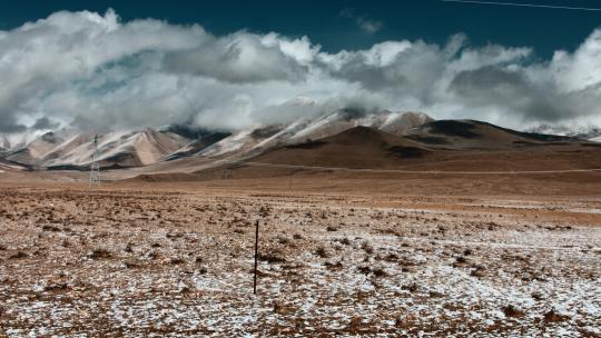 西藏旅游风光冈底斯山脉雪地积云