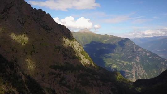 瑞士阿尔卑斯山的正面，无人机拍摄