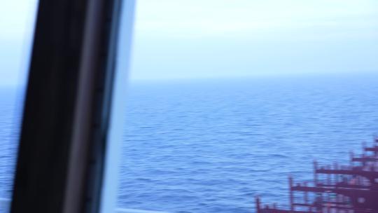 海员在货轮驾驶室操作方向盘  货轮 航海视频素材模板下载