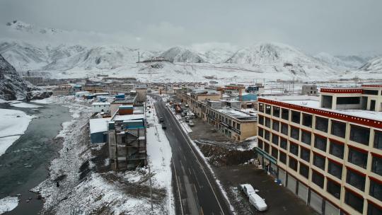 西藏旅游风光317国道冰雪县城