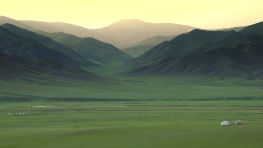 有蒙古包的草原山脉