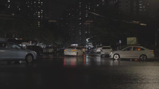 夜间有雨的普通街道 (3)