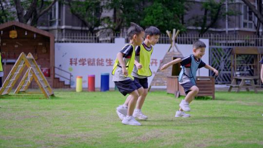 4k幼儿园小孩子一起踢球