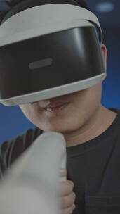 一个男人玩虚拟现实游戏竖屏