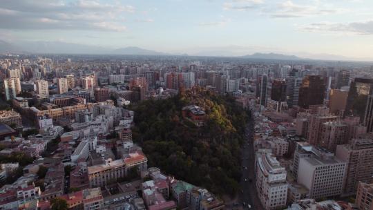智利塞罗圣卢西亚圣地亚哥市中心陡峭山上的城市公园。空中德龙