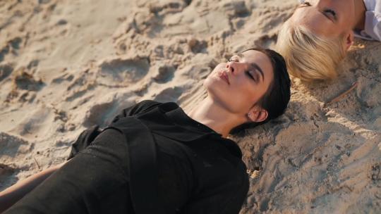 女孩躺在沙滩上冥想
