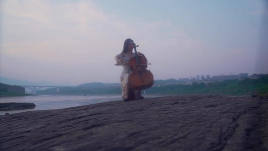 美女江边拉大提琴视频素材模板下载