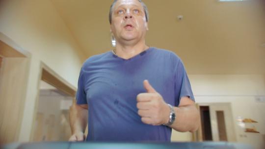 一个男人在健身房使用跑步机的慢动作。所有年龄段的人都需要有规律的体育锻炼