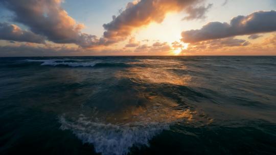 航拍清晨大海海边海浪翻滚朝阳日出海岸波浪