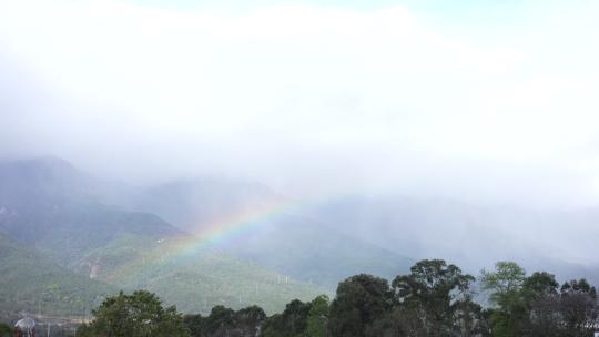 彩虹下雨雨季大山青山森林树林云南大理