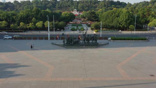 武汉首义广场航拍雕像群背后博物馆