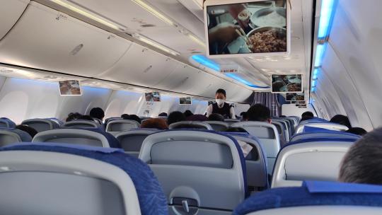 飞机上空姐发放食物