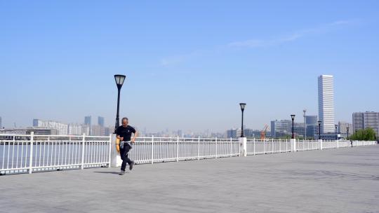 在上海城市长江边慢跑的人4K