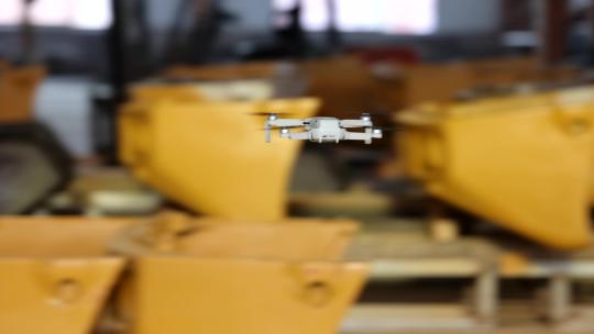 0095无人机在工厂内悬停飞行巡视工业制造视频素材模板下载