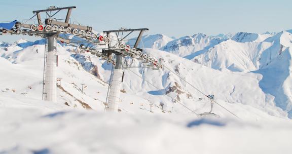 滑雪缆车抵达奥地利和瑞士阿尔卑斯山滑雪胜地的山顶。滑雪与