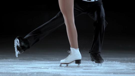 双人花样滑冰旋转脚部特写慢动作