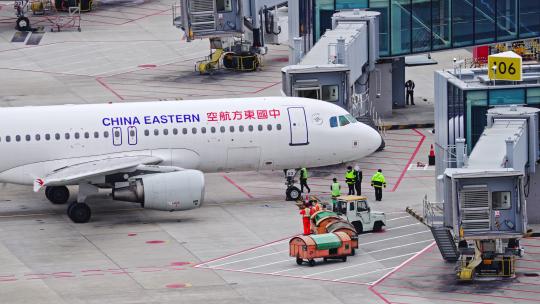 东方航空飞机在浦东机场跑道滑行视频素材模板下载