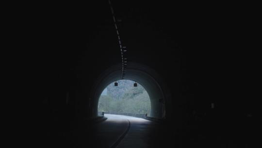 西藏派墨公路隧道709