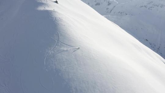 单板滑雪者从山顶滑下航拍镜头