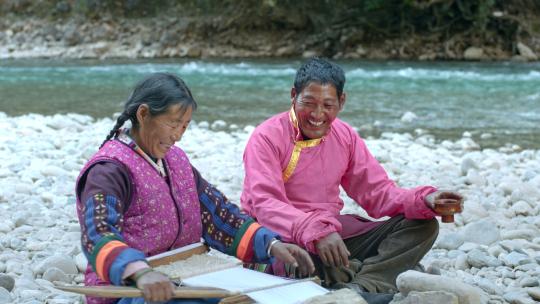 藏族妇女河边纺线织布男子喝酥油茶劳作生活视频素材模板下载
