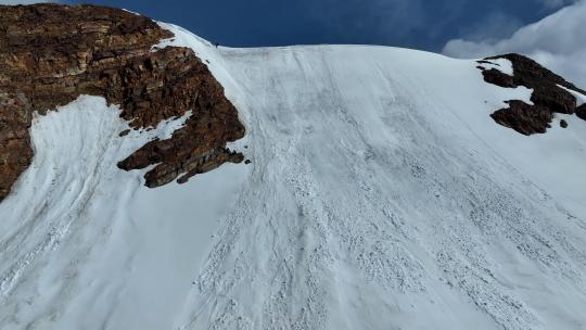 航拍攀登沙鲁里山脉尼登贡嘎雪山的登山者