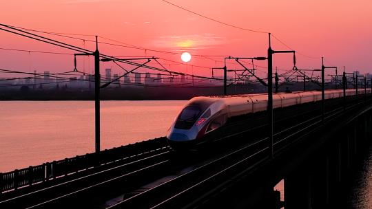 日出时分高铁动车行驶中航拍