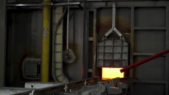 钢厂钢铁热坯出炉
