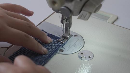 裁缝师用缝纫机工作缝纫机特写/无调色