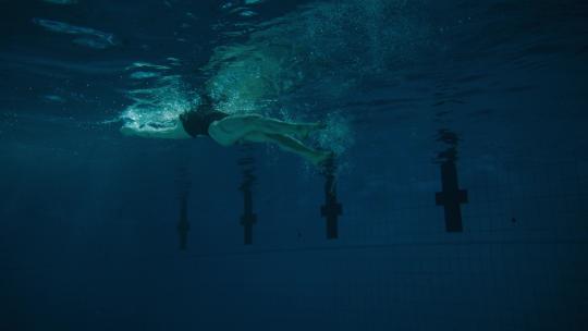 运动员在泳池游泳