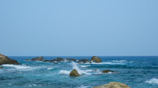 海边浪花 蓝色海水 海浪拍打礁石岩石