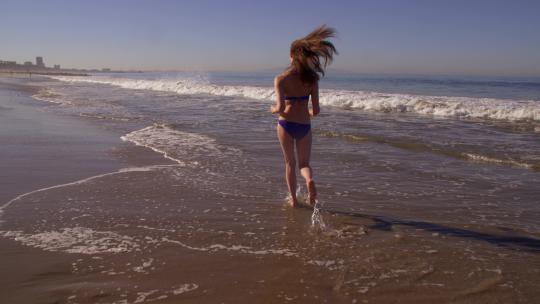 海滩上奔跑的女人