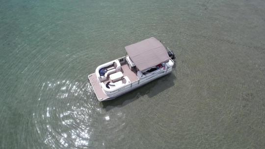 一艘浮舟停泊在湖上