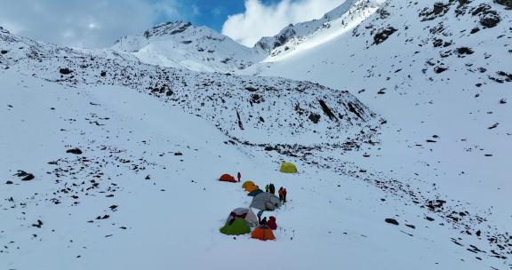 航拍攀登岷山山脉都日峰的登山者登山大本营