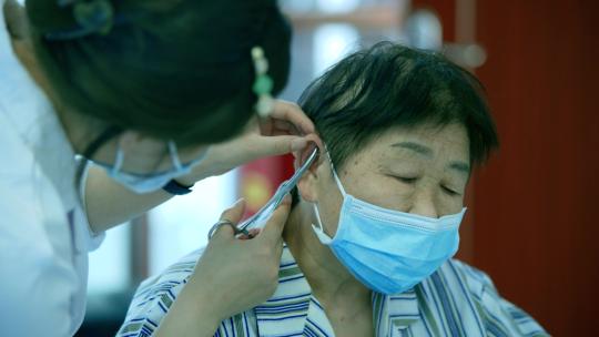 中医耳疗法 看耳朵