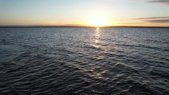 实拍夕阳下的湖面