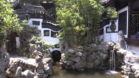 上海豫园中的池塘流水