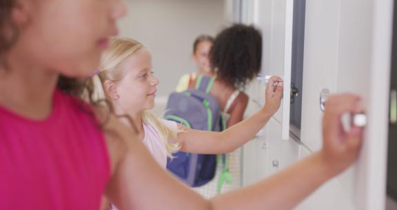 快乐多样化女孩打开学校储物柜的视频